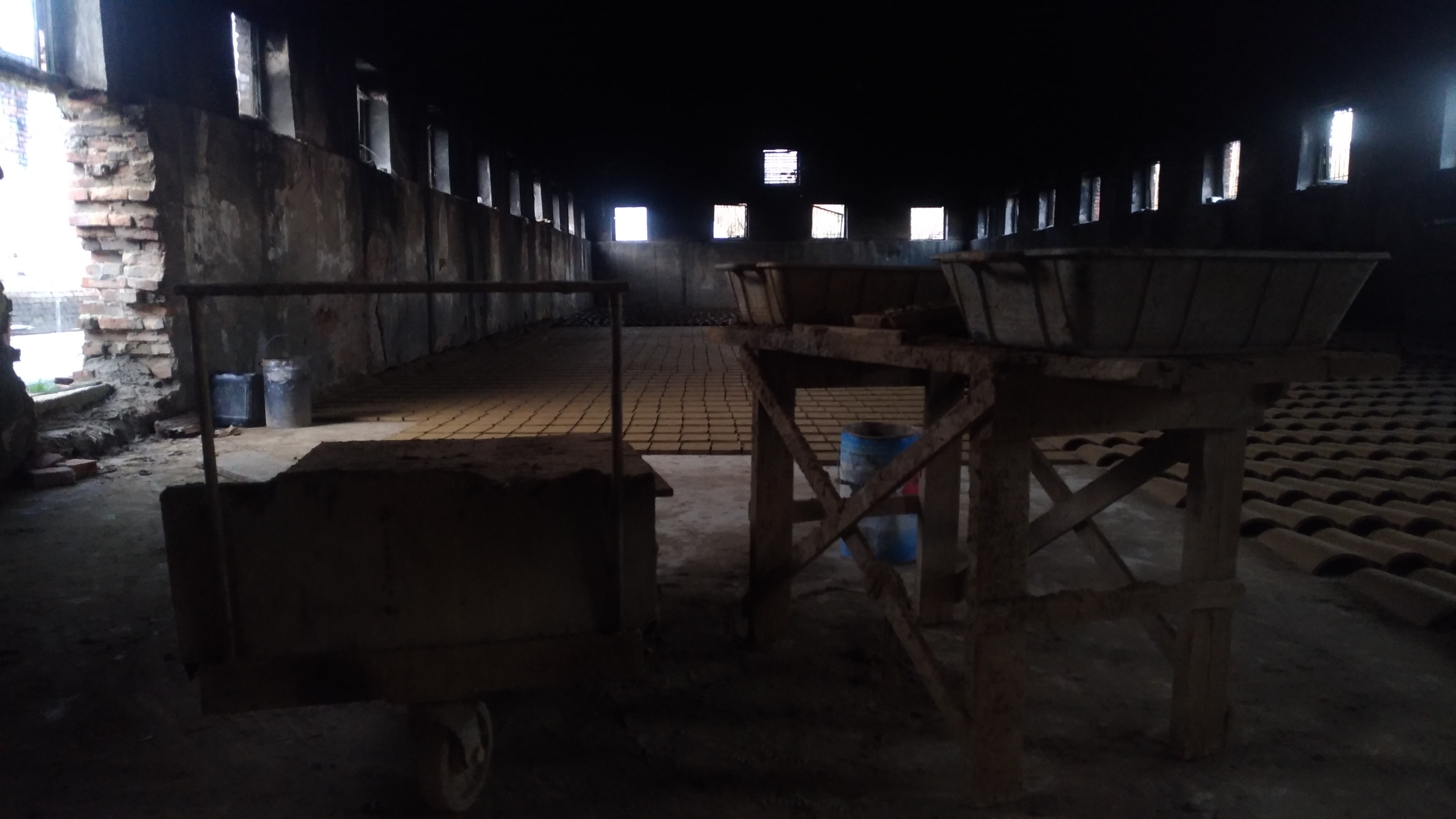 laboratorio artigiano di mattoni visitato durante la ricerca e sui materiali disponibili sul mercato locale per l'architettura bioclimatica, studio realizzato dall'architetto Russo